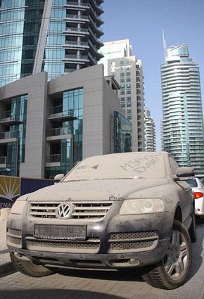 ما السرّ وراء السيارات الفاخرة المهملة في الإمارات العربية المتحدة